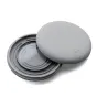 Фильтр URTH 67mm Ethereal 1/4 White Mist Plus+ с матовым серым корпусом и стеклянным элементом, частично закрытый совпадающей круглой крышкой