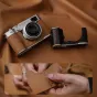 Stilīgs PGYTECH ādas kameras maciņš Fujifilm X M5 ar roku šūtu dizainu, alumīnija pamatni un precīziem izgriezumiem vadības elementiem un piederumiem