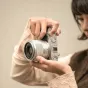 Серебряный объектив Viltrox AF 35mm F/1.7 для Fujifilm X-системы с компактным дизайном и широкой диафрагмой F1.7 для съемки портретов и пейзажей