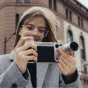 Vintāžas stila iPhone 17 Pro Max kameru rokturis ar 2.35x telefoto lēcu, taktilajām kontrolēm un ādas apdari profesionālai fotografēšanai