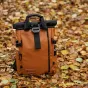 Фотосумка Wandrd PRVKE 21 Liter Sedona Orange V3 с устойчивыми к погоде материалами, магнитными ручками и карманом для паспорта на фоне осенних листьев