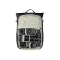 PGYTECH OneGo Roamer Tote Backpack 18L atvērta, parādot matētu melnu ārpusi un bēšīgu iekšpusi ar organizētām kameru lēcām, kameru korpusu un aksesuāriem mīkstos nodalījumos.