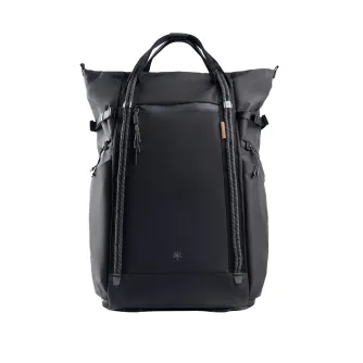 Elegants melns PGYTECH OneGo Roamer Tote Backpack 25L ar divām nēsāšanas rokturiem, regulējamiem nodalījumiem un atsevišķiem nodalījumiem fotoaprīkojumam un ikdienas lietām.