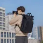 Profesionāls fotogrāfs izmanto PGYTECH OneGo Roamer Tote Backpack 25L kameru aprīkojumam un aksesuāriem