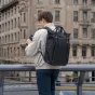 Melnā PGYTECH OneGo Roamer Tote Backpack 25L ar regulējamiem dalītājiem, diviem nēsāšanas veidiem un ergonomisku dizainu fotoaprīkojumam un ikdienas lietām.