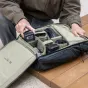 PGYTECH OneGo Roamer Tote Backpack 25L (Sand Khaki) ar organizētiem kameru aprīkojuma nodalījumiem un baterijas paketi