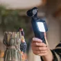 PGYTECH Magnetic Pocket Fill Light с регулируемой яркостью и цветовой температурой освещает декоративную сцену с петухом и пшеничными снопами.
