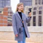 PGYTECH Pocket Series Camera Strap (Refined Style Mint Green) ar ātrajiem stiprinājumiem un noņemamu rokas siksnu, demonstrējot tā regulējamo garumu un 10 kg nesošo jaudu pilsētas ārtelpā.