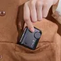 Godox iT30Pro L Black TTL flasĥ, ko tur rokā, ar apļveida pogu, sarkano LED indikatoru un iebūvētu difuzoru, novietots taisni brūnā zamša jakas kabatā.