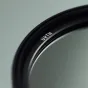 Tuvplāns URTH 46mm ND64 Lens Filter Pro ar atstarojošu stikla virsmu un teksturētu malu, kurā sudraba krāsā iegravēts zīmola nosaukums 'URTH'.
