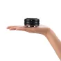 Объектив Viltrox AF 26mm F/2.8 EVO для Sony FE в руке, компактный металлический корпус, видимый кольцо диафрагмы, STM автофокус