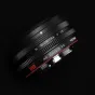 Объектив Viltrox AF 26mm F/2.8 EVO для Sony FE с гравированными отметками фокусного расстояния, кольцом диафрагмы, покрытием HD Nano и магнитной металлической крышкой.
