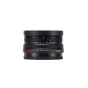 Viltrox AF 26mm F/2.8 EVO lēca Nikon Z montam, ar teksturētu fokusa gredzenu un apurtūras atzīmēm (F2.8, 4, 5.6, 8, 11, 16), sarkanu 'EVO' uzlīmi un magnētisku priekšējo lēcas vāciņu. Lēcas vāciņš ir piestiprināts, un redzams Ni