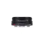 Viltrox AF 26mm F/2.8 EVO lēnza Nikon Z, melna metāla korpuss, apērtūras gredzens ar fokusa attāluma marķējumiem (A 16 11 8 5.6 4 2.8), sarkans 'EVO' logo un sudraba stiprinājums.