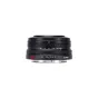 Viltrox AF 26mm F/2.8 EVO lēca Nikon Z montam ar teksturētu fokusa gredzenu, apertūras atzīmēm un magnētisko lēcas vāciņu.