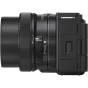 Боковой вид беззеркальной камеры Sony ZV-E10 с объективом 16-50 мм OSS II, с E-mount, направленным 3-капсульным микрофоном и поворотным LCD экраном. Объектив имеет текстурированное кольцо зума и управление диафрагмой, а корпус к