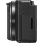 Боковой вид беззеркальной камеры Sony ZV-E10 с объективом 16-50 мм OSS II, с текстурированной рукояткой, портом направленного микрофона, поворотным LCD экраном и рычагом питания зума.