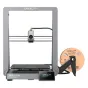 3D-принтер Creality Ender-3 V3 Plus с серым металлическим каркасом, черной печатной платформой и установленной камерой, с катушкой оранжевой нити, помеченной 'Creality Hyper Series' справа и сенсорным интерфейсом на передней пан