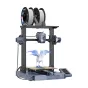 Creality CR-10 SE 3D prīntērs izdrukā balto spārnoto zirgu modeli ar divām filamentu spulēm augšpusē, ekstrudera galvu virs koka drukāšanas gultas un saskarni labajā pusē.