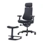 LiberNovo Omni 48 cm ergonomisks krēsls (melns) ar augstu atzveltni, galvas balstu un roku balstiem, piecu riteņu pamatne un atsevišķs izliekts pults.