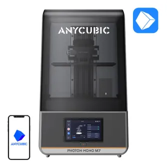 Anycubic Photon Mono M7 3D prīntērs ar digitālo ekrānu un viedtālruņa saskarni, ar caurspīdīgu korpusu un zīmola logo.