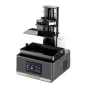 Anycubic Photon Mono M7 3D prīntērs ar digitālo ekrānu un resīna tvertni, demonstrējot augstas ātruma drukāšanas iespējas un precīzu gaismas kontroli detalizētiem modeļiem.