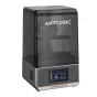 Anycubic Photon Mono M7 3D printer ar caurspīdīgu priekšējo paneli, priekšējais skārienekrāns ar 3D modeļa attēlu, redzama iekšējā būvplatforma, oranžā svītra uz pamatnes, sānu ventilācijas atvere, atsevišķs ierīce.