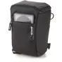 Shimoda Top Loader Black Small kameru kaste ar priekšējo rāvējslēdzēju, daļēji atvērtu, atklājot kameru ar objektīvu caur caurspīdīgu aizsargapvalku, ar priekšējo kabatu, logotipu sānos un regulējamiem siksnām.
