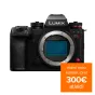 Priekšējais skats uz Panasonic Lumix S1II pilna kadra bezspoguļu kameras korpusu ar atvērtu objektīva montāžu un redzamu sensoru, melnu teksturētu rokturi un augšējos regulēšanas diskus, gatavu profesionālai foto un video darbam