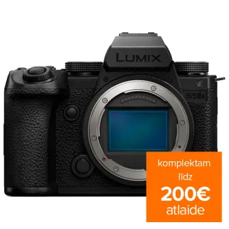 Panasonic Lumix S5 IIX bezspoguļu kameru korpuss ar 24.2MP sensoru, priekšējais skats ar skārienekrānu un vadības ritinātājiem