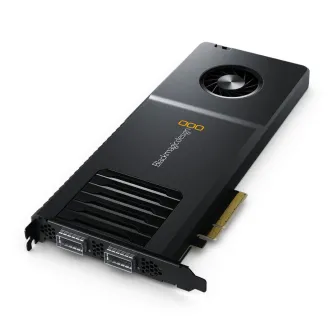 Видеокарта захвата Blackmagic DeckLink IP 100G с двумя портами QSFP28, охлаждающим вентилятором и логотипом бренда, установленная на PCIe кронштейне с вентиляционными отверстиями и металлической отделкой.