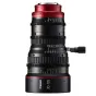 Tuvplāns Canon CN-E30-105mm T2.8 L S EF montāžas kinematogrāfijas lēca ar sarkanu augšējo daļu, uz kuras ir teksts 'CANON ZOOM LENS', melnu korpusu ar baltām un zaļām mērījumu skalām un sānu regulēšanas gredzenu, izolēta uz balt