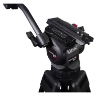Крупный план головки штатива Cartoni FOCUS 8 с красным механизмом блокировки, прикрепленной к 2-ступенчатому алюминиевому штативу. Особенности включают логотип 'FOCUS 8', брендинг 'CARTONI', регулируемые ручки и красную кнопку бКрупный план головки штатива Cartoni FOCUS 8 с красным механизмом блокировки, прикрепленной к 2-ступенчатому алюминиевому штативу. Особенности включают логотип 'FOCUS 8', брендинг 'CARTONI', регулируемые ручки и красную кнопку б