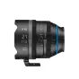 Irix Cine 21mm T1.5 lēns ar priekšējo elementu, fokusa attāluma marķējumiem, apertūras gredzenu ar T vērtībām un zilu akcentu gredzenu, sastāvdaļa no Irix Cine Lens Entry Set MFT Metric
