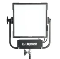 Светодиодная панель Litepanels Gemini 1x1 Soft RGBWW, установленная на черном yoke-штативе с регулируемыми руками, с белой передней поверхностью, черной рамой и видимыми кабелями, с логотипом Litepanels на переднем кронштейне.Светодиодная панель Litepanels Gemini 1x1 Soft RGBWW, установленная на черном yoke-штативе с регулируемыми руками, с белой передней поверхностью, черной рамой и видимыми кабелями, с логотипом Litepanels на переднем кронштейне.