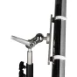 NANLITE Double Joint Tube Light Holder HD‑T12‑1‑BHP piestiprināts pie PavoTube 30C, ar sudraba sviras skavu un baltiem plastmasas klipiem, lai elastīgi piestiprinātu pie 16 mm spīgo stendiem.