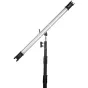 NANLITE HD‑T12‑1‑BHP divu locītavu tube light holder uzstādīts uz 16 mm spigoņu statīva, sudraba caurule ar melniem skavām, elastīga montāža PavoTube gaismām.