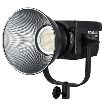 NANLITE FS-200 Spot Light с большим серебристым отражателем, яркой белой LED панелью и черным корпусом с названием бренда, установленный на регулируемом кронштейне.