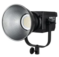 NANLITE FS-200 Spot Light с большим серебристым отражателем, яркой белой LED панелью и черным корпусом с названием бренда, установленный на регулируемом кронштейне.NANLITE FS-200 Spot Light с большим серебристым отражателем, яркой белой LED панелью и черным корпусом с названием бренда, установленный на регулируемом кронштейне.