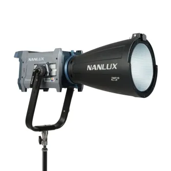 NANLUX Evoke 600C полноцветный светодиодный прожектор на черном штативе с отражателем 25°, серым корпусом с логотипом NANLUX, черной конусной головкой и панелью управления с регулируемыми настройками.