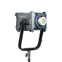 NANLUX Evoke 600C Full-Color LED‑монофонарь, смонтированный на черном U‑образном стойке, с передним диффузором, боковой панелью управления с Nebula C8 light engine и восьмицветным смешиванием для профессионального фото, кино и в