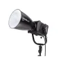 NANLUX Reflector 30° (RF-NL-L-30) uz statīva, ar teksturētu režģa rakstu un melnu korpusu ar baltu zīmolu, paredzēts studijas apgaismojumam.