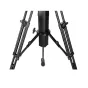 Second Wave Model 30 teleprompter motorizētais pedestāls tuvplānā, rādot melno centrālo kolonnu, regulējamās kājas skavas un kāju, uzsverot 30 kg kravnesību un gludu augstuma regulēšanu.