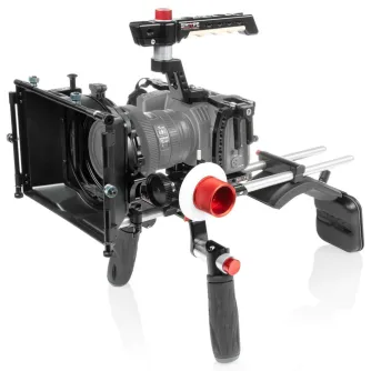 Complete Blackmagic Pocket Cinema 4K/6K shoulder rig with CNC aluminum cage, matte box, follow focus, and shoulder mount for professional videography.