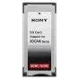 Sony MEAD-SD02 SD kartes adapters ar sudraba metāla korpusu un melnām malām, ar Sony logotipu un produkta specifikācijām, paredzēts XDCAM EX kamercēm, atbalsta SDHC/SDXC kartes.