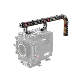 Wooden Camera Ultra Handle System, uzstādīts uz ARRI kameras, ar ergonomiskiem Bocote koka rokturiem, modulāriem paplašinājumiem, sarkaniem akcentu gredzeniem un saderību ar rigas aksesuāriem.