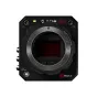 Frontālais skats uz Z CAM Z-CAM E2-S6 Mark II Super 35mm 6K kinematogrāfijas kameru ar EF objektīvu, zaļo barošanas LED, XLR un CTRL portiem, kā arī 12V 2A papildu barošanas ligzdu.