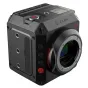 Z CAM E2 4K kinematiskā kamera ar lielu objektīva stiprinājumu, sarkano ieslēgšanas pogu un vadības paneli, novietota tā, lai parādītu priekšpusi un sānu, ar ekrānu, kas rāda iestatījumus.
