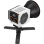 Zhiyun Molus G60 Combo 60 W COB монолит с системой охлаждения DynaVort, Bluetooth‑управлением и ZY Mount, установлен на штатив с купольным диффузором.