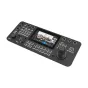 Atomos A-Eye Controller PRO - Ergonomisks PTZ valdītājs ar 7 collu HD skārienekrānu, kas attēlo tiešo kameras attēlu ar grupu cilvēku telpā, ar vadības pogām, diskiem un džojstiku.